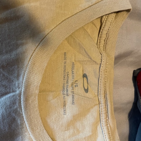 Mens Oakley Tee Shirt Beige Tan sz Large (fits M) - Picture 3 of 4